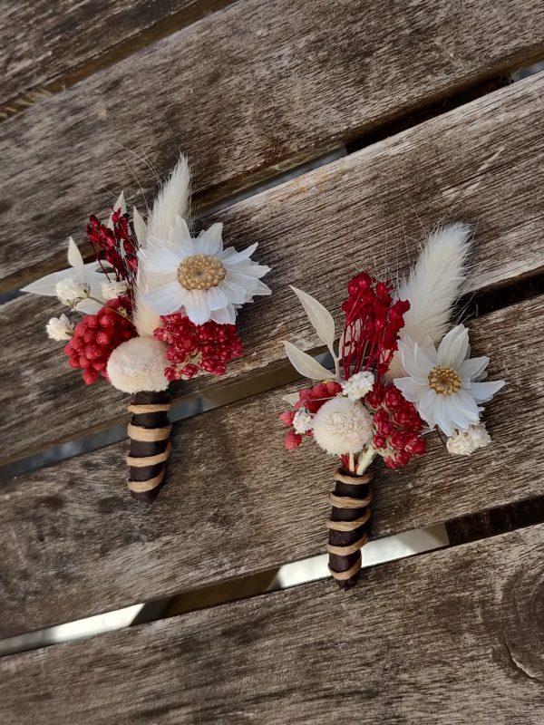 Boutonnières blanches et rouges